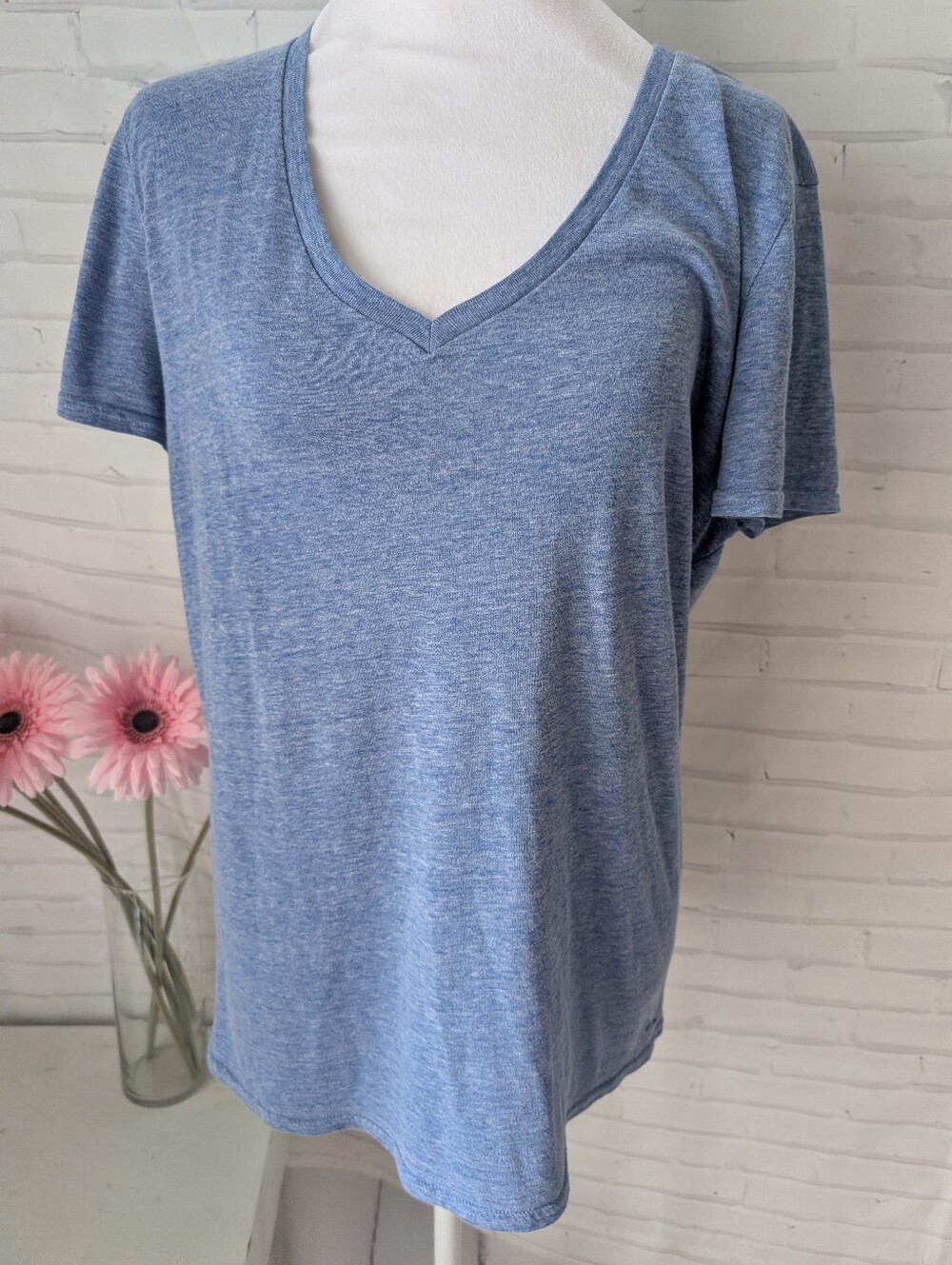Under Armour Women’s V-Neck Short Sleeve Tee in Heather Blue